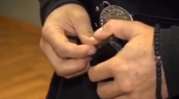 video un calugar ii invata pe recrutii rusi cum sa incarce o pusca si ce rugaciune sa spuna atunci cand fac asta