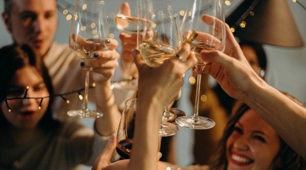 sfintii mihail si gavriil aproape 1 5 milioane de romani isi sarbatoresc onomastica astazi