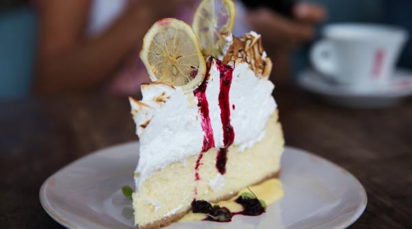 prajitura cu frisca si crema de vanilie reteta fabuloasa pentru musafiri