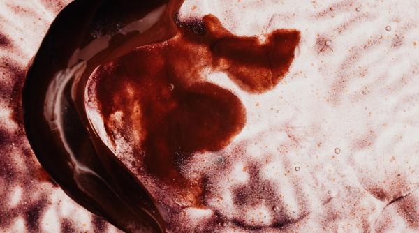 protest cu petrol si sange fals la muzeul egiptean din barcelona ce au facut activistii de mediu unei mumii video