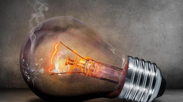 romanii fac economie la electricitate consumul casnic a scazut cu 8 1prc in primele noua luni