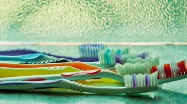 dezinfecteaza usor si rapid periutele de dinti fara apa de gura otet si bicarbonat de sodiu