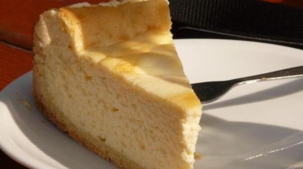 prajitura foarte cremoasa cu doar 3 linguri de faina si fara unt o felie are 130 de calorii