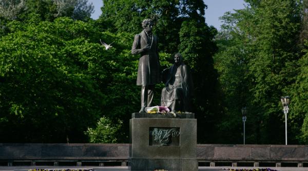 derusificarea continua la cernauti statuia lui puskin a fost data jos galerie foto