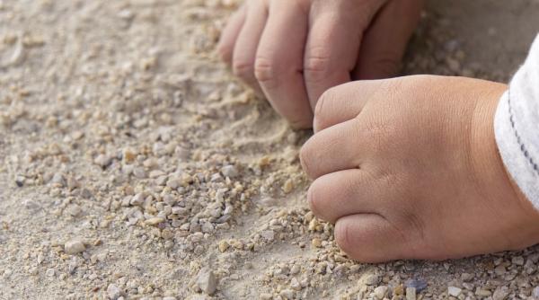 caz socant un copil de 2 ani a murit de foame dupa ce tatal lui a decedat in urma unui atac de cord