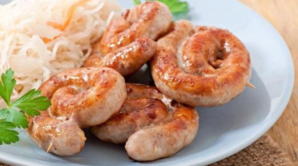 varza inabusita cu carnati preparata in stil german