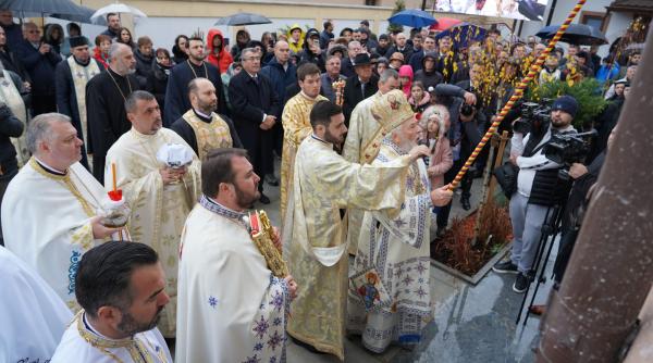 mitropolitul nifon la tarnosirea bisericii din satul crovu dambovita