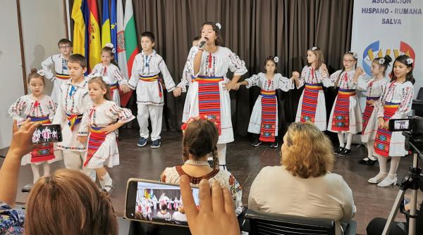 ansamblu folcloric pentru copiii romani din spania ica tomi asociatia salva e mare lucru sa ii atragi spre dansurile populare romanesti