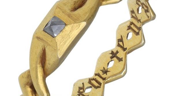 un cautator de metale a dat peste o comoara un inel medieval extrem de pretios