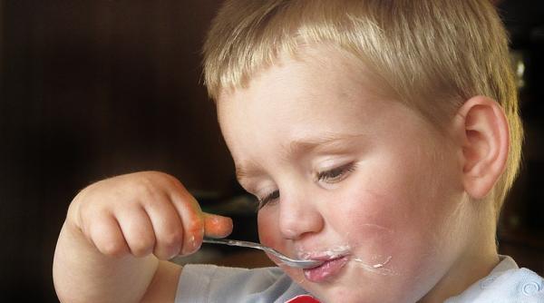 alerta alimentara in romania sortiment de iaurt retras de la vanzare pentru ca avea bucati de plastic in el