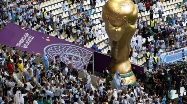 cm2022 qatar un jurnalist american spune ca a fost retinut pentru ca purta un tricou curcubeu