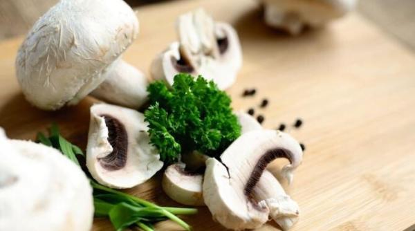 cum se spala ciupercile in cateva minute trucul cu faina despre care nu ai stiut