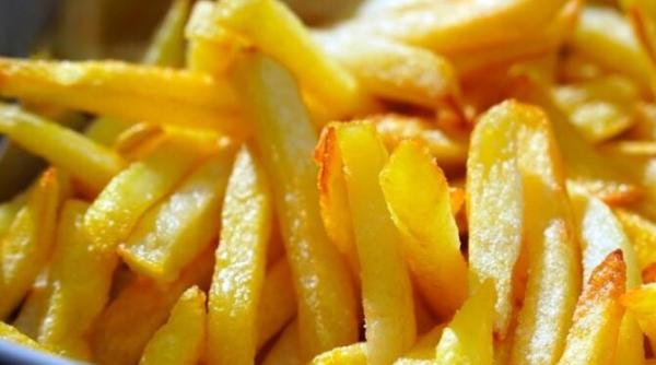 trucul cu apa care te ajuta sa prajesti cartofii in cateva minute incearca l si tu