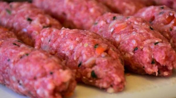 un munte de chiftele delicioase dintr o mana de carne tocata metoda secreta a gospodinelor inventive