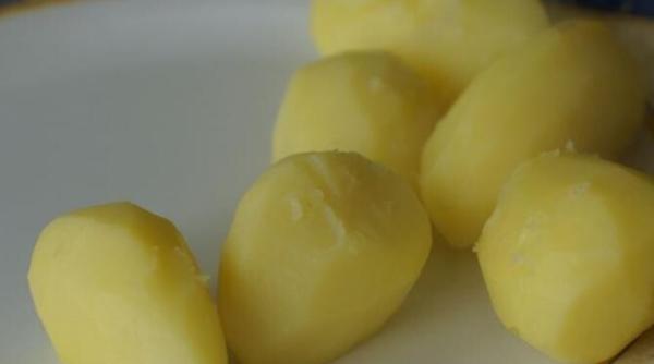 cartofii vor fierbe de doua ori mai repede daca veti adauga in oala un produs simplu din frigider