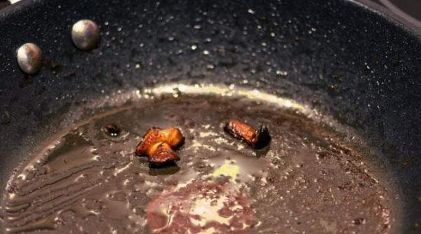 nu aruncati tigaile arse cu acest truc ingenios toate oalele vor straluci din nou