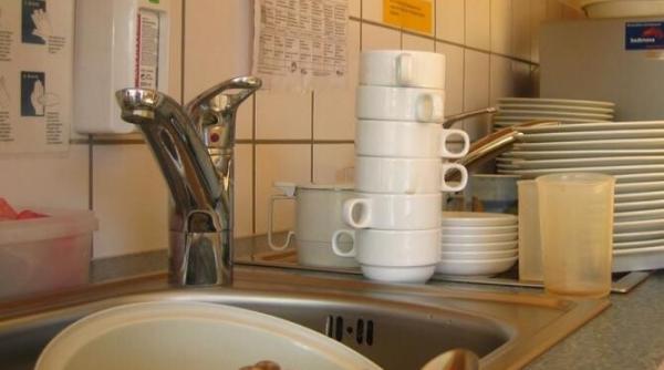 desfunda scurgerea fara ajutorul instalatorului ai nevoie de un produs pe care il folosesti zilnic in bucatarie