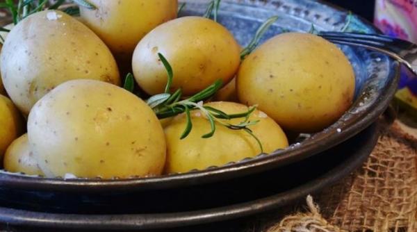 unele gospodine adauga otet atunci cand se fierb cartofii iata de ce fac asta