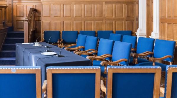 o judecatoare suspendata dupa ce s a prezentat la o audiere in lenjerie intima si cu o tigara aprinsa ceea ce port si arat e decizia mea video