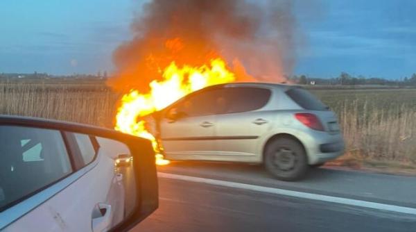 masina in flacari pe autostrada a1 foto