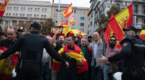proteste uriase in spania zeci de mii de persoane au manifestat in mai multe orase impotriva guvernului condus de pedro sanchez video