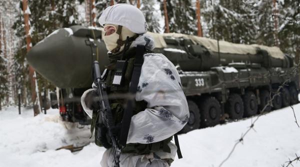 rusia intra in razboiul de iarna cu echipamente din iran dupa ce a zdrobit armatele lui napoleon in 1812 si a respins invazia din 1941 generalul iarna abandoneaza rusia