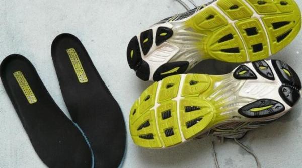 de ce trebuie sa pui staniol in pantofi un truc mai putin cunoscut care iti face viata usoara