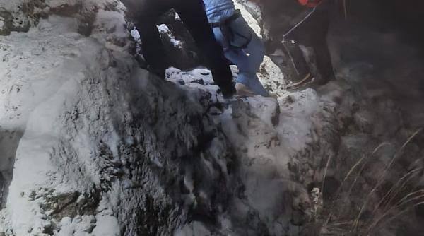 mai multi turisti blocati pe valea caraimanului salvamontistii intervin de urgenta video