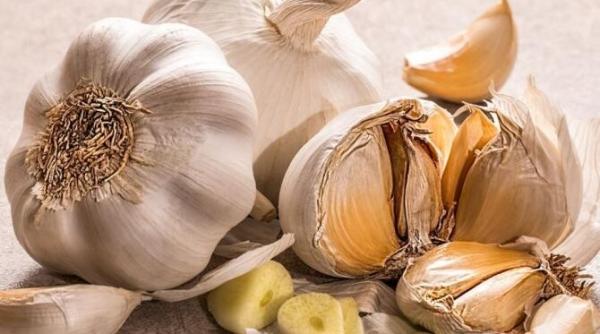 nu aruncati cojile de usturoi iata cum le puteti folosi in bucatarie si gradina