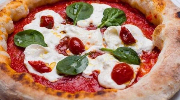 pizza apetisanta preparata intr o tigaie este gata in doar 10 minute reteta usoara