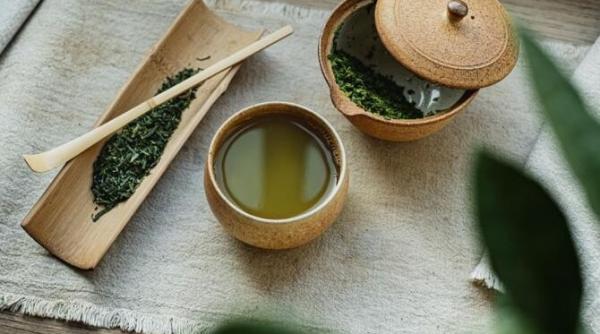 ceaiul verde nu poate fi preparat cu apa clocotita in distruge gustul si proprietatile utile