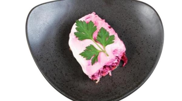 salata din produse disponibile in frigider gustoasa satioasa si neobisnuita