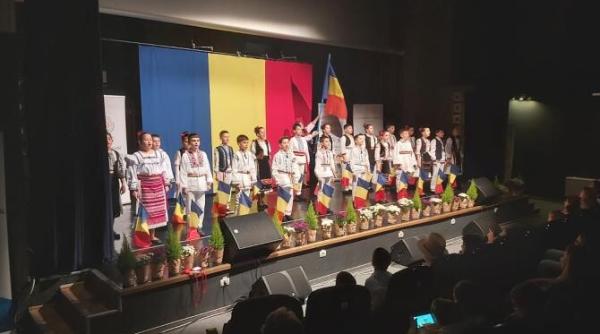 1 decembrie cantam pentru romania mare elevii scolilor din cluj au cinstit eroii neamului in cadrul unui concurs de muzica patriotica foto