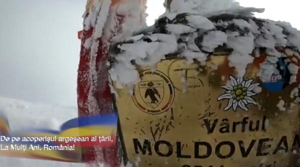 cum se vede ziua nationala de pe acoperisul romaniei echipa salvamont a transmis un mesaj de pe varful moldoveanu video