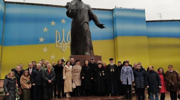 ziua nationala a romaniei a fost sarbatorita si la cernauti depuneri de flori la monumentul lui mihai eminescu galerie foto