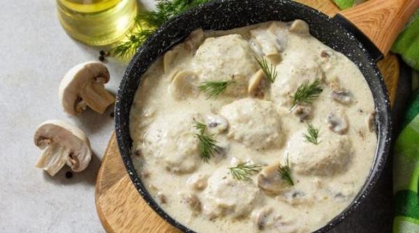 cina rapida preparata in cuptorul cu microunde carne cu sos de smantana