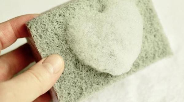 gospodinele cu experienta presara sare pe buretele de bucatarie iata de ce fac asta