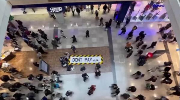 protest in marea britanie nemultumiti de cresterea facturilor britanicii au ocupat institutii sedii de societati energetice si magazine