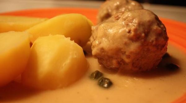 chiftelute suedeze in sos de mustar cu smantana