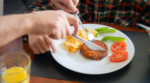 de ce ar trebui redus consumul de carne la copiii mihaela bilic inseamna kilograme in plus la 7 ani