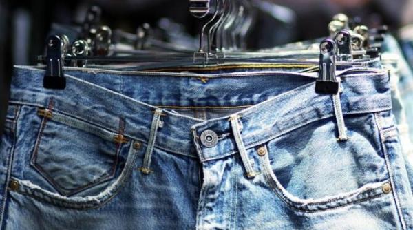 pune blugii in apa cu otet si zahar doar unele persoane fac asta afla secretul trucului