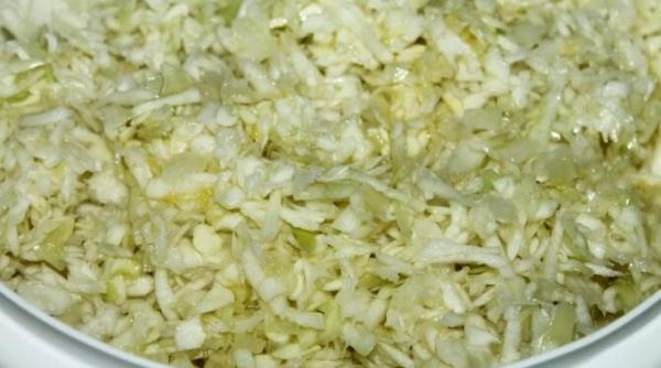 salata de varza ca la restaurant secretele pregatirii unei gustari suculente si gustoase