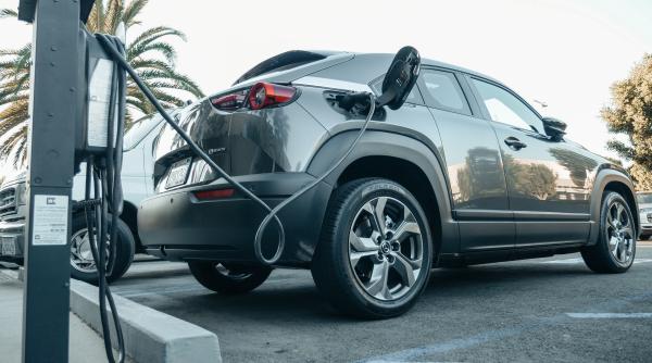 piedica din calea trecerii la masinile electrice numarul statiilor de incarcare de zece ori mai mic decat numarul benzinariilor