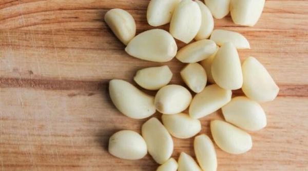 curata usturoiul cu usurinta 5 moduri dezvaluite de bucatari