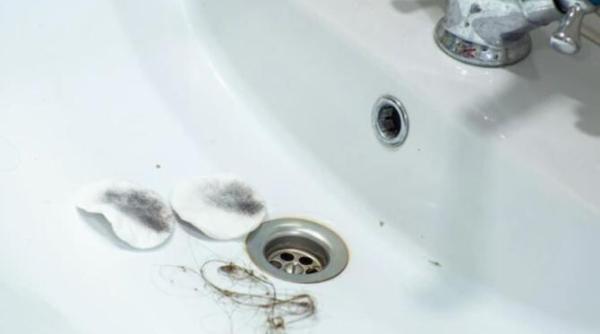 desfunda scurgerea din baie cu un cuier pentru haine in doua minute problema va fi eliminata