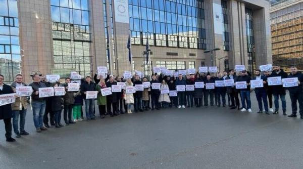 militantii pro europeni ai psd actiune in fata consiliului ue pentru aderarea romaniei la spatiul schengen