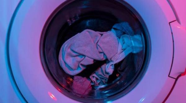 ai uitat un servetel in buzunar si ai pus haina in masina de spalat iata un truc genial care te scapa de resturile de hartie