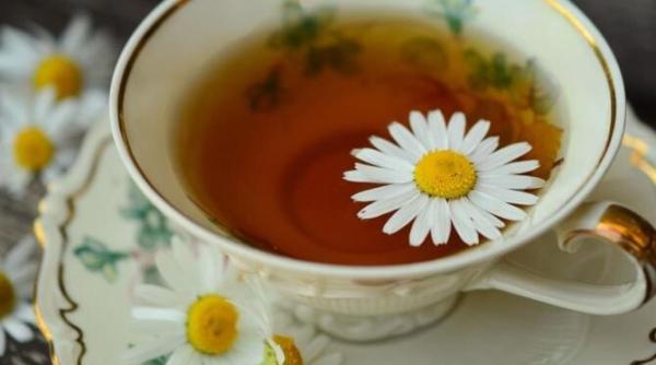 ceaiul de musetel mere si scortisoara reduce aciditatea si arsurile la stomac iata cum se prepara