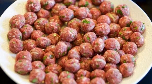 chiftele incredibil de gustoase fara oua sunt atat de moi incat se topesc in gura