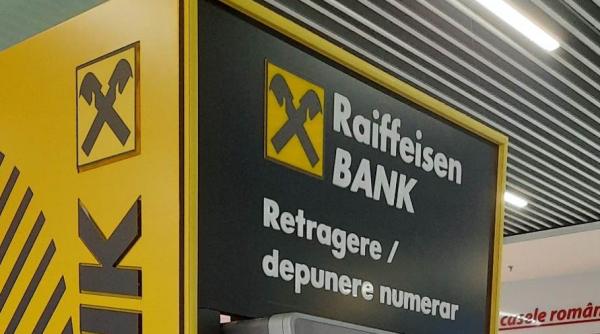 o sucursala raiffeisen bank a fost vandalizata politia a demarat o ancheta